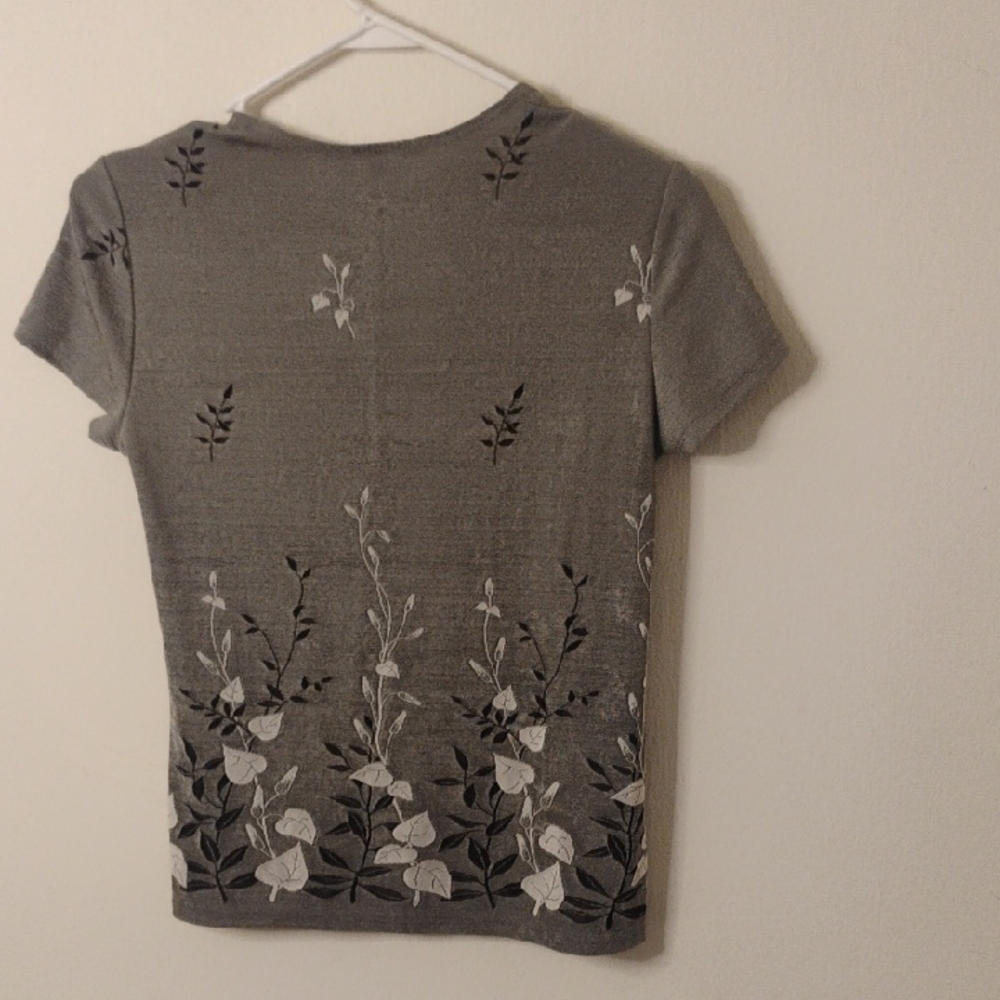 NICOLA Gray Short-Sleeve Floral  Top - Picture 4 of 6